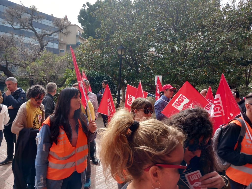 El personal educatiu es concentra davant del Departament d'Educació per reivindicar el malestar del col·lectiu i la manca de negociació
