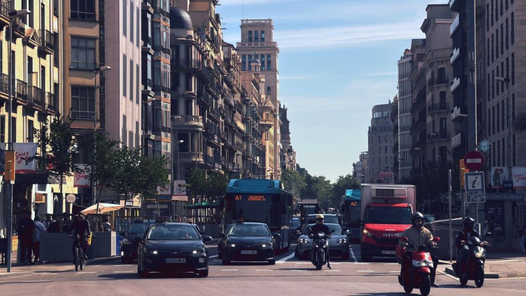 Anar a treballar costa 190 euros més a l'any: la UGT de Catalunya reclama que les empreses assumeixin les despeses de mobilitat